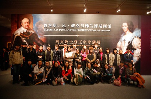 中美工作室学生在展厅合影留念