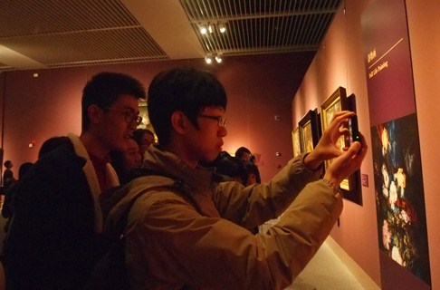 学生们在认真观看展览