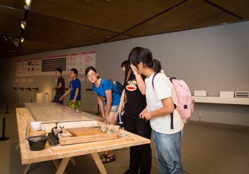 文倩、姜梓萱等同学兴致勃勃地对展览作品各抒己见