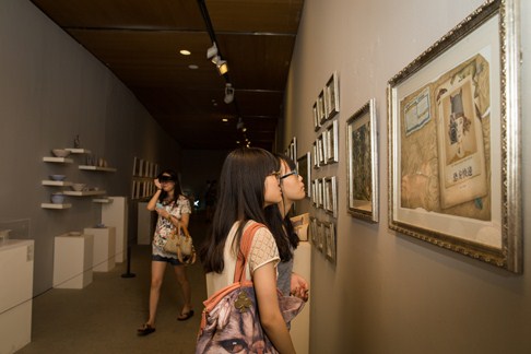 郭振男同学正在认真观看展览作品