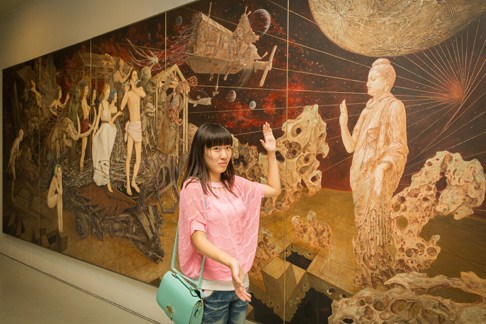 赵明莉同学在展览作品前拍照留念