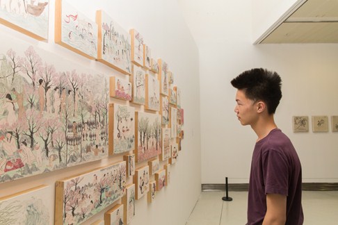 石继豪同学正专注地欣赏着展览作品